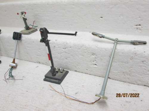 HO / OO SCALE : VARIOUS ELECTRIC LIGHTS AND RAIL SIGNALS