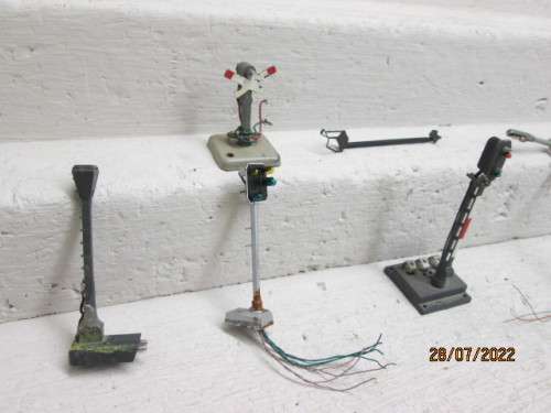HO / OO SCALE : VARIOUS ELECTRIC LIGHTS AND RAIL SIGNALS