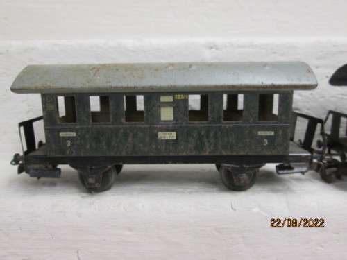 HO SCALE : MARKLIN : 3RD CLASS PASSENGER COACHES - X2