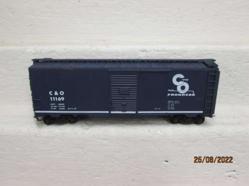 HO SCALE : ACCURAIL : 41 FOOT C and O -  BOX CAR