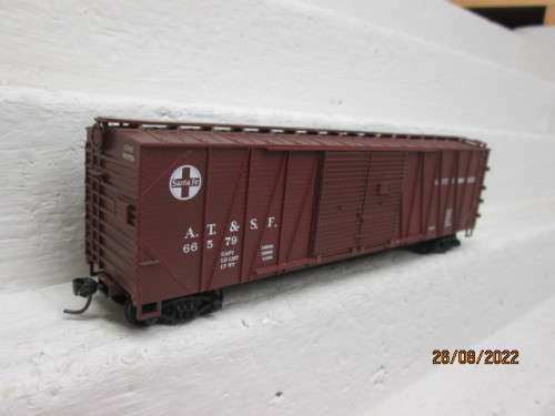 HO SCALE : INTERMOUNTAIN : SANTA FE - 51 FOOT  - BOX CAR WAGON - BOXED