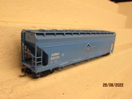 HO SCALE : INTERMOUNTAIN - ADM- 55 FOOT 4-BAY  - COVERED HOPPER WAGON - BOXED
