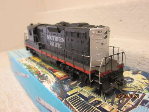 HO SCALE : ATHEARN : SOUTHERN PACIFIC GP-9 DIESEL LOCOMOTIVE - BOXED