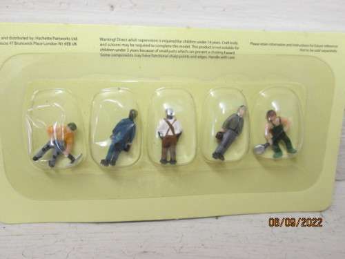 OO SCALE : FIGURINES X5 - BOXED