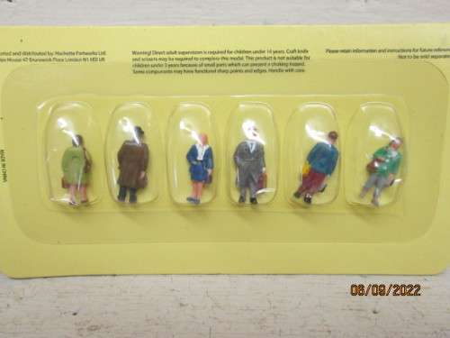 OO SCALE : VARIOUS FIGURINES - X6 - BOXED