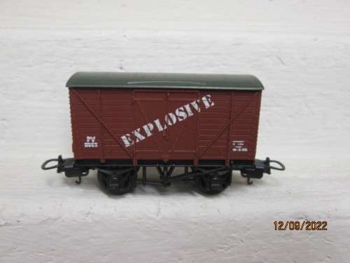 HO SCALE : LIMA : SHORT EXPLOSIVE BOX CAR