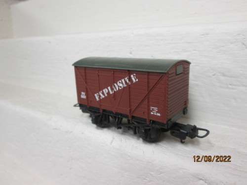 HO SCALE : LIMA : SHORT EXPLOSIVE BOX CAR