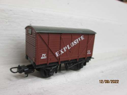 HO SCALE : LIMA : SHORT EXPLOSIVE BOX CAR