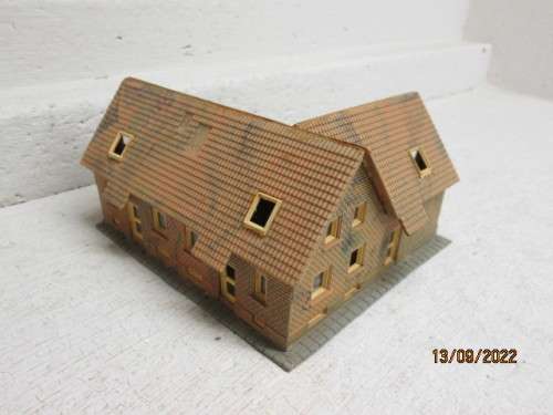 HO SCALE : HELJAN : L-SHAPED BUSINESS COMPLEX