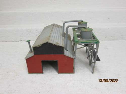 HO SCALE : HELJAN : SHED WITH SILOS