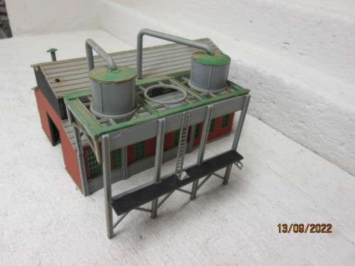 HO SCALE : HELJAN : SHED WITH SILOS