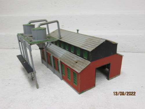 HO SCALE : HELJAN : SHED WITH SILOS