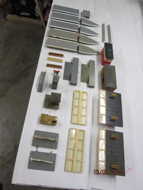 OO SCALE : TRIANG/HORNBY : LARGE AMOUNT OF STATION BULDINGS AND PLATFORMS