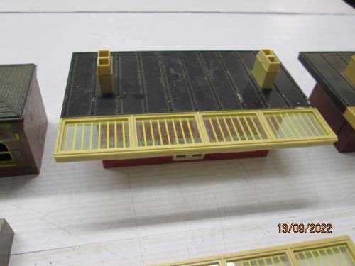 OO SCALE : TRIANG/HORNBY : LARGE AMOUNT OF STATION BULDINGS AND PLATFORMS