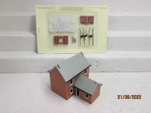 OO SCALE : T-SHAPE RAILWAY  BUILDING