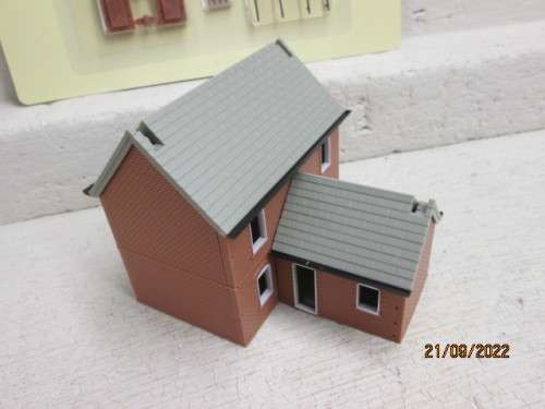 OO SCALE : T-SHAPE RAILWAY  BUILDING