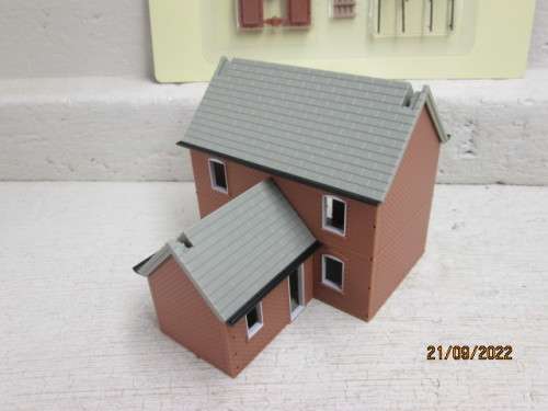 OO SCALE : T-SHAPE RAILWAY  BUILDING
