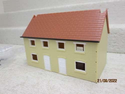 OO SCALE : DOUBLE STORY RAILWAY BUILDING