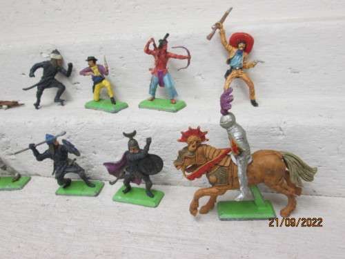 1:32 SCALE : BRITAINS DEETAIL - VARIOUS MILITARY  FIGURINES - X8