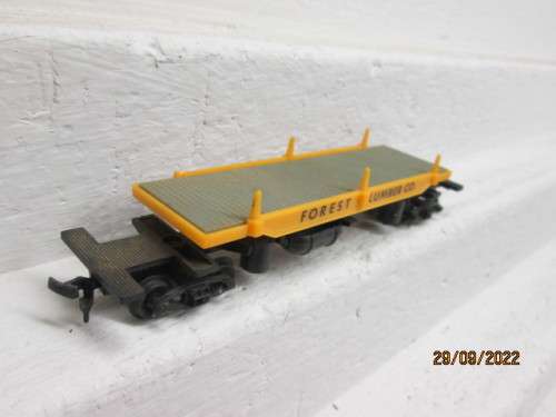 HO SCALE : LIFELIKE : FORREST LUMBER - SIDE TIPPING GOODS TRUCK