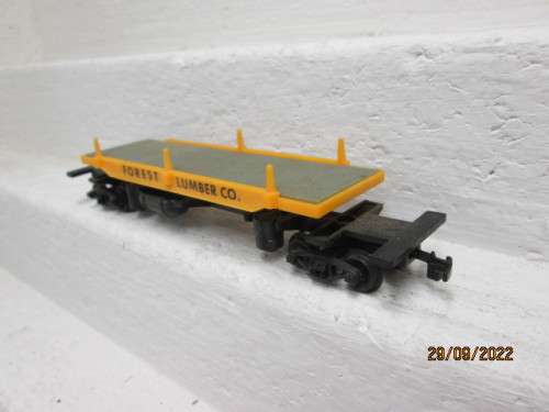 HO SCALE : LIFELIKE : FORREST LUMBER - SIDE TIPPING GOODS TRUCK