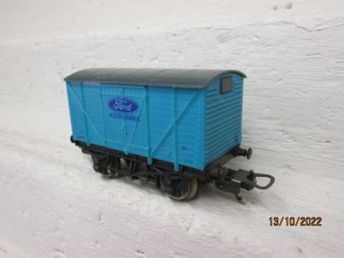 HO SCALE : LIMA : SHORT BOX CAR - FORD ACCESSORIES