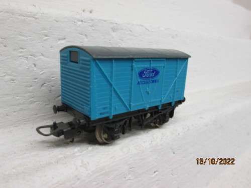 HO SCALE : LIMA : SHORT BOX CAR - FORD ACCESSORIES