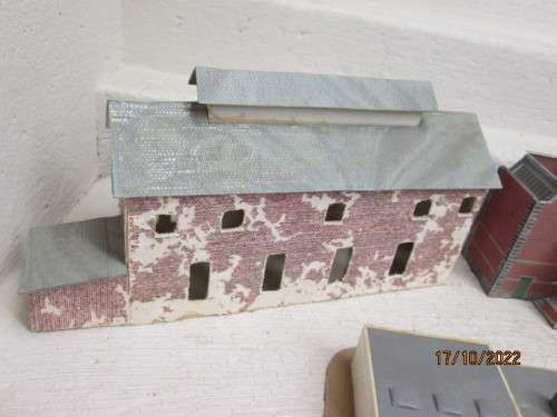 N SCALE : X7 BUILDINGS