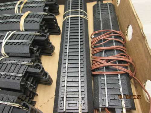 HO / OO SCALE : BACHMANN EZ TRACK - X28 PIECES