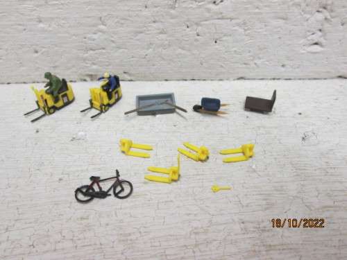 HO SCALE : FORKLIFTS & STATION/FACTORY EQUIPMENT