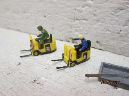 HO SCALE : FORKLIFTS & STATION/FACTORY EQUIPMENT