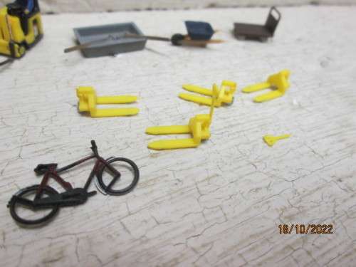 HO SCALE : FORKLIFTS & STATION/FACTORY EQUIPMENT