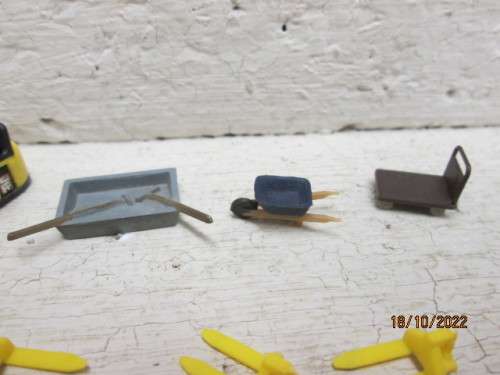 HO SCALE : FORKLIFTS & STATION/FACTORY EQUIPMENT