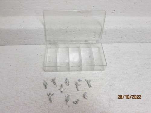 HO SCALE : PLASTIC CONTAINERS WITH X10 VARIOUS WHITE METAL FIGURINES