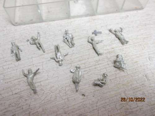 HO SCALE : PLASTIC CONTAINERS WITH X10 VARIOUS WHITE METAL FIGURINES