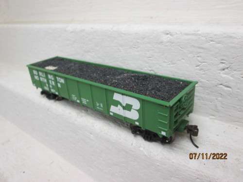 HO SCALE : BURLINGTON NORTHERN : OPEN GOODS WAGON WITH COAL LOAD