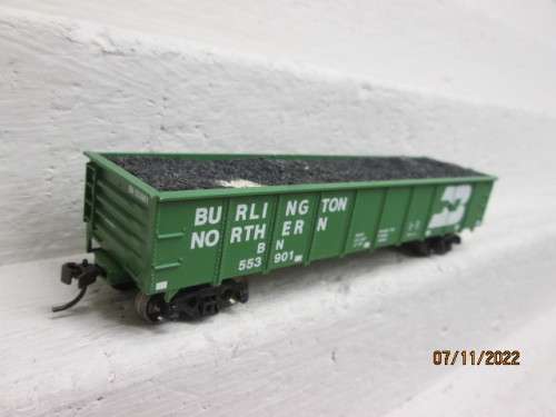HO SCALE : BURLINGTON NORTHERN : OPEN GOODS WAGON WITH COAL LOAD