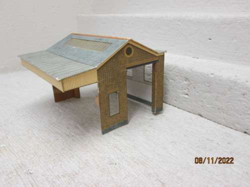 HO SCALE : CARDBOARD STATION BUILDING