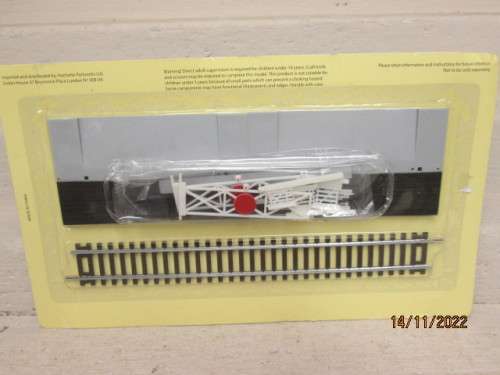 HO / OO SCALE : RAIL CROSSING - BOXED