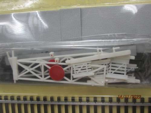 HO / OO SCALE : RAIL CROSSING - BOXED