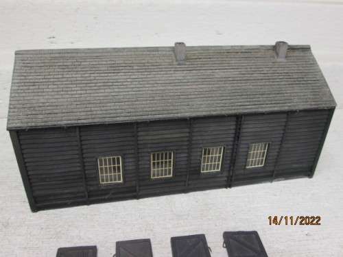 OO SCALE : BACHMANN : WOODEN ENGINE SHED - THICK WALL RESIN TYPE - BOXED