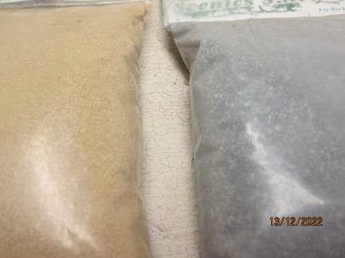 HO SCALE : SCENICS SA : X2 PACKETS OF BROWN SAND AND GREY BALLIST