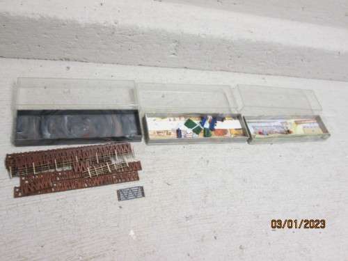 N SCALE : VARIOUS FIGURINES X4  + GATES, BENCHES ETC - BOXED