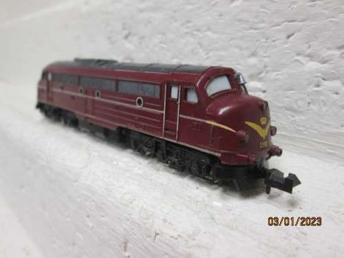 N SCALE : TRIX : MAROON DSB DIESEL LOCOMOTIVE