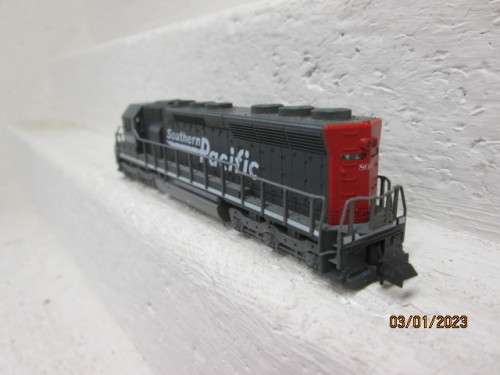 N SCALE : KATO : SD45 SOUTHERN PACIFIC DIESEL LOCOMOTIVE - BOXED