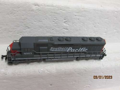 N SCALE : KATO : SD45 SOUTHERN PACIFIC DIESEL LOCOMOTIVE - BOXED