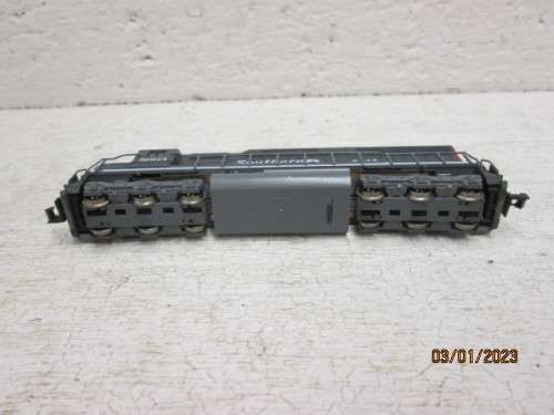 N SCALE : KATO : SD45 SOUTHERN PACIFIC DIESEL LOCOMOTIVE - BOXED