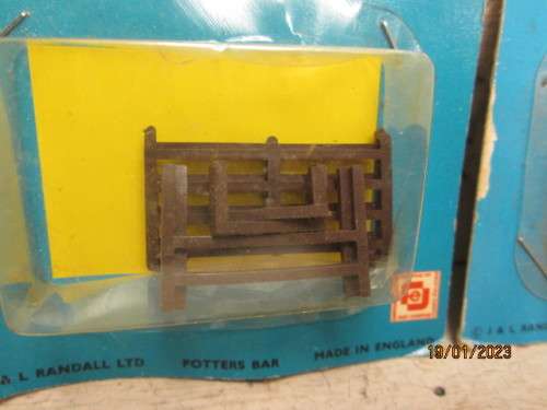 HO / OO SCALE : MERIT : SCENERY FENCING - X2 PACKS - BOXED