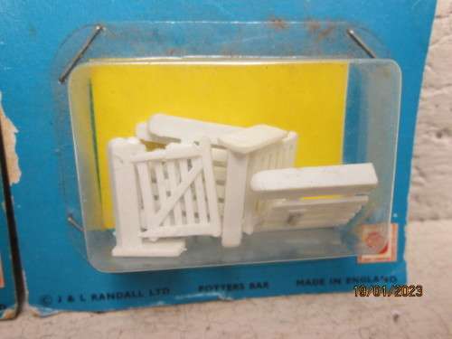 HO / OO SCALE : MERIT : SCENERY FENCING - X2 PACKS - BOXED