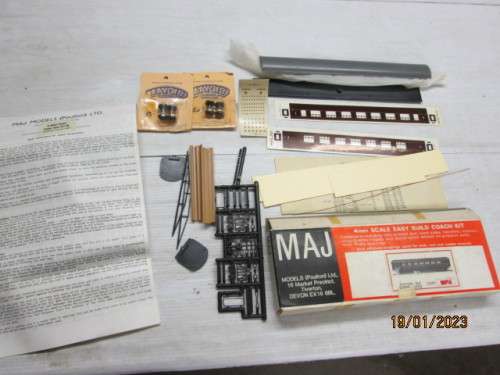 OO SCALE : MAJ : LMS 3RD CLASS COACH - KIT - BOXED